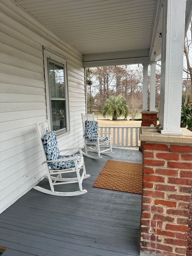 Building Photo - Charming 1 Bedroom, 1 Bath Furnished Home Available for Rent with Flexible Lease Terms