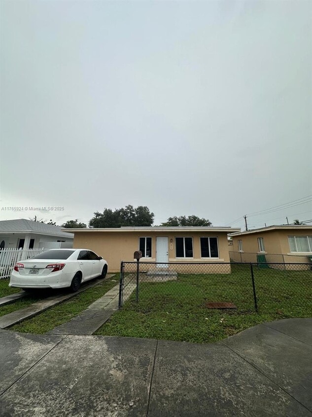 Foto principal - 10150 NW 8th Ave