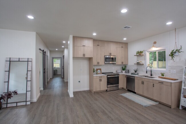 Building Photo - 1617 N Hampton Ave