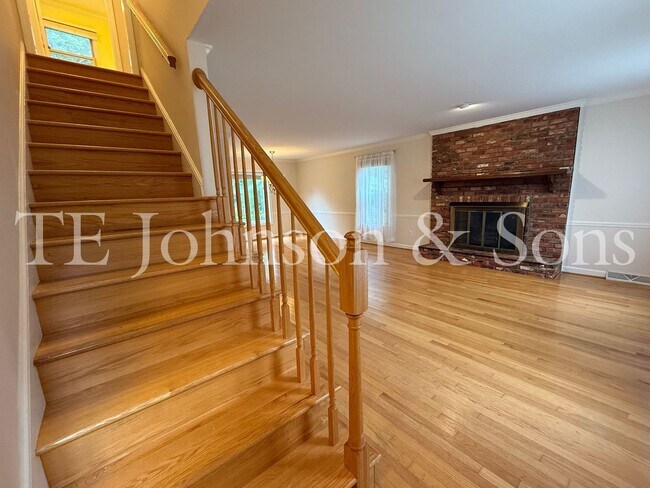 Building Photo - Charming Dutch-Colonial Retreat in Clemmons