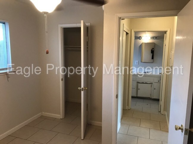 Building Photo - Cute 1 BD 1 BA Downstairs Apartment