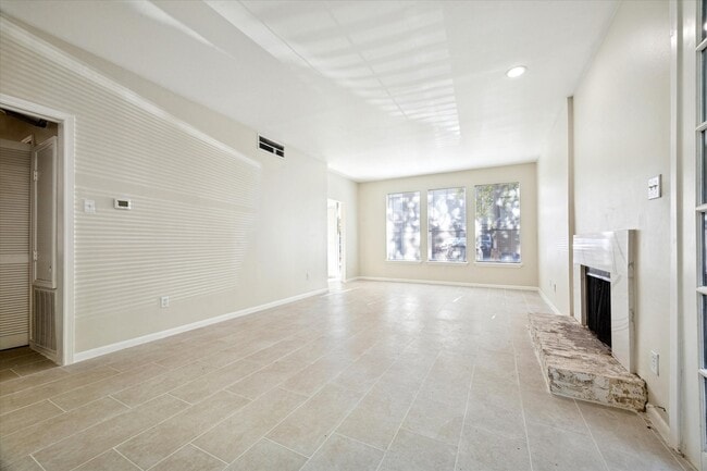 Building Photo - 2100 Tanglewilde St