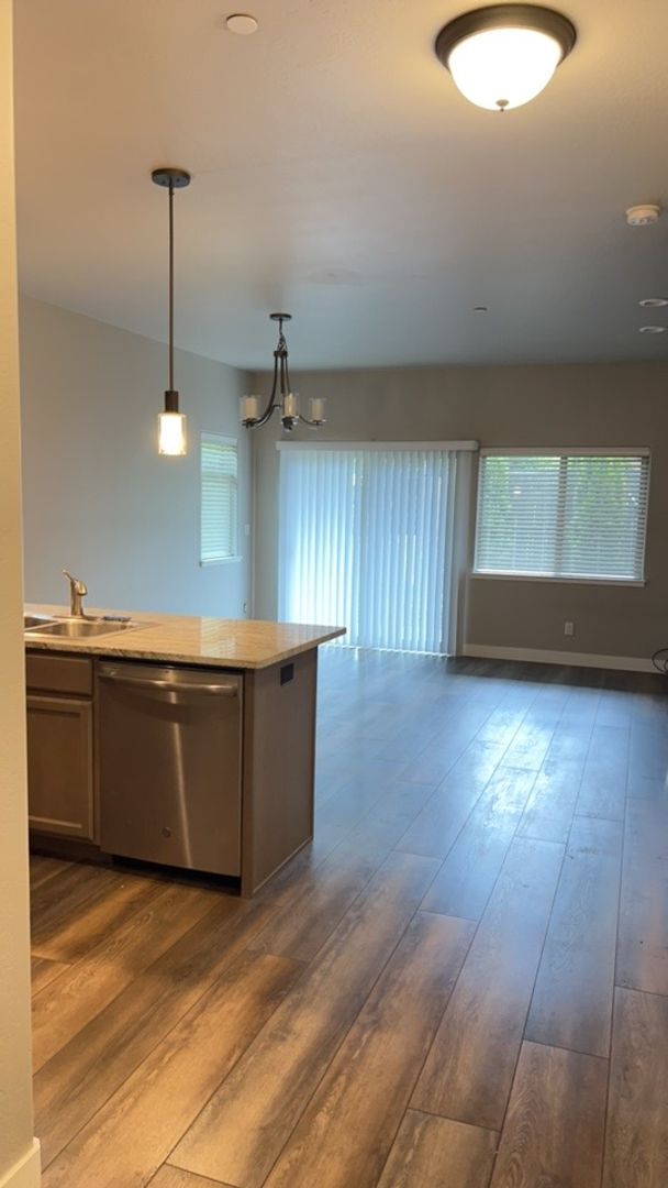 Building Photo - BEAUTIFUL TOWNHOME IN A QUIET NEIGHBORHOOD