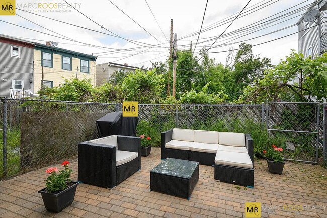 Building Photo - 182 Marion St