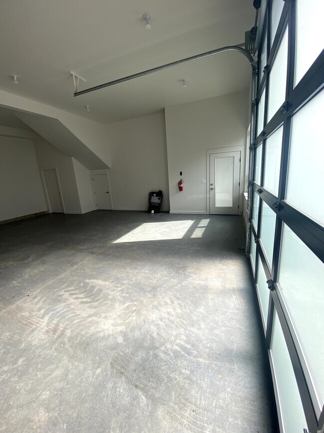Building Photo - 617 Nikles Dr