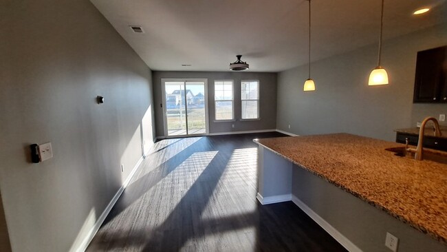 Building Photo - Spacious 5 bed 3 bath Home