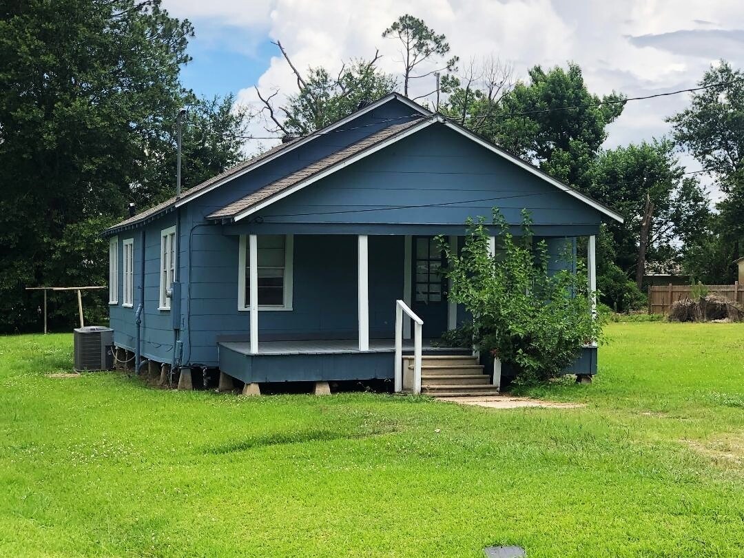 407 S Knapp Ave, Iowa, LA 70647 House for Rent in Iowa, LA
