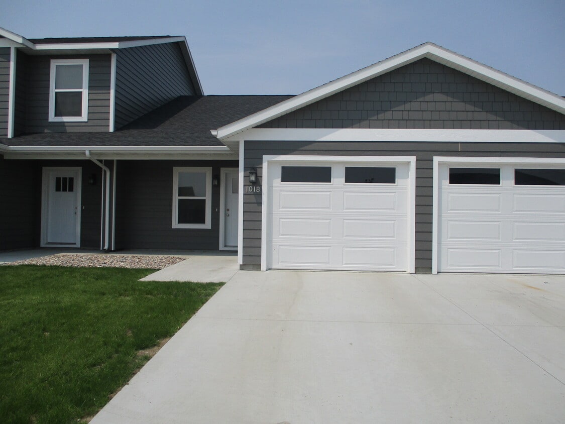 1016 E 4th St, Volga, SD 57071 Townhouse for Rent in Volga, SD
