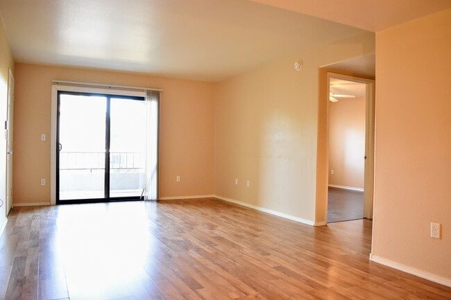 Building Photo - 950 Seven Hills Dr