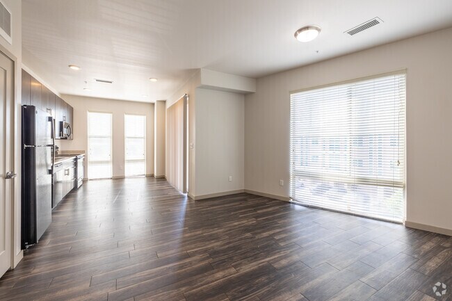 1 habitación, 1 baño - 621 pies cuadrados - Sala de estar - Garden Court at Yale Station