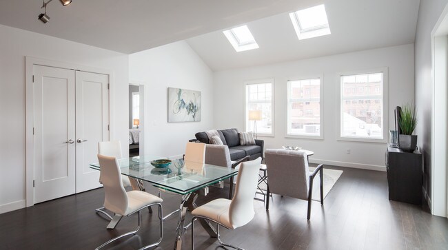 Claraboyas y techos estilo catedral en los apartamentos 301, 302, 305, 306 - The Crossing