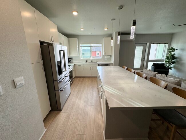 Kitchen with XL island - 91-3641 Iwikuamoo St