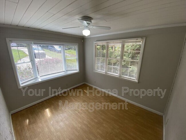 Building Photo - 1402 Christmas Ln NE