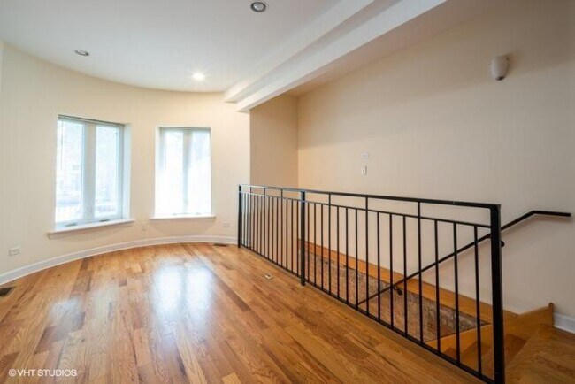 Building Photo - 4 bedroom in Chicago IL 60653