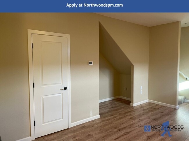 Building Photo - Beautiful 2 Bedroom 2.5 Bath Townhouse in ...