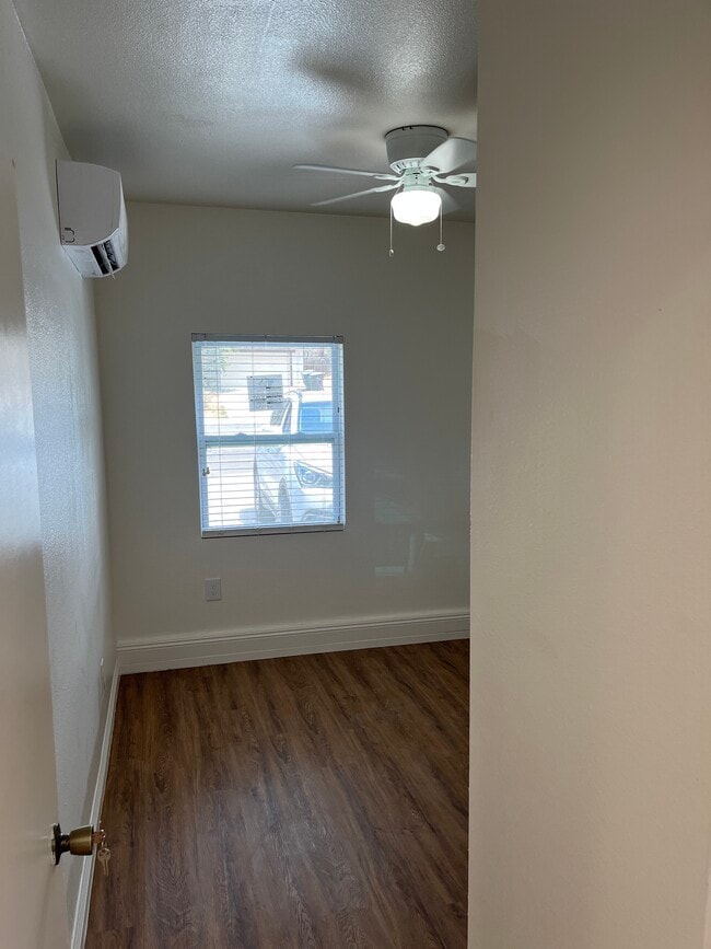 Foto del edificio - 400 W Blaine St