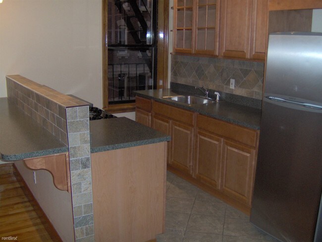 Building Photo - 4 br, 1.5 bath  - 575 Riverside Dr