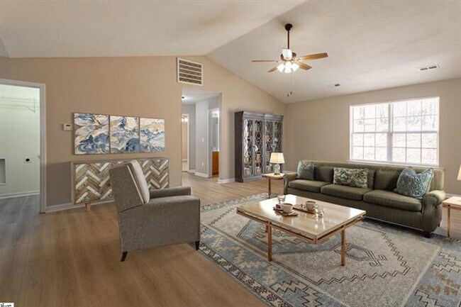 Building Photo - 3 Bed, 2 Bath Home Available in Spartanburg