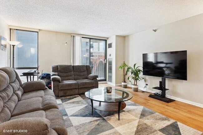 Foto del edificio - 70 W Huron St
