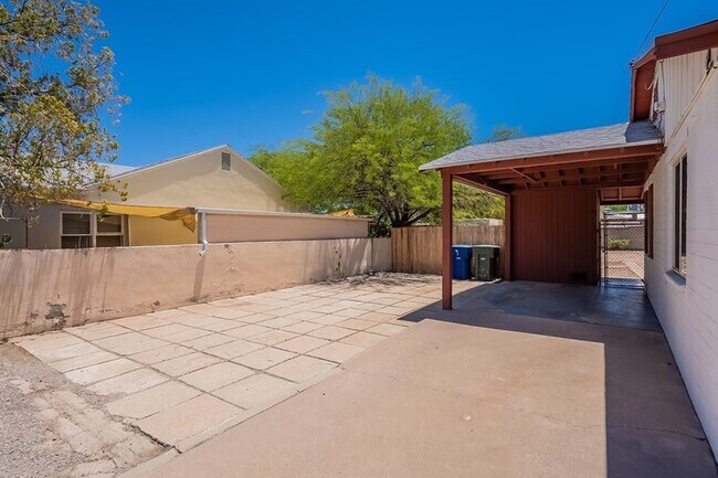 Building Photo - Charming 2 Bedroom, 1 Bath Home with 951 S...