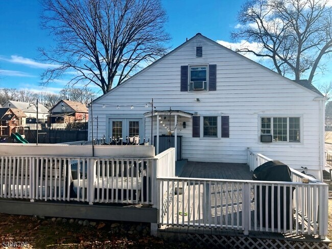 Foto del edificio - 96 Mill Rd