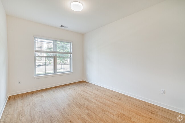 2 habitaciones, 2 baños - 934 pies cuadrados - Sala de estar - Hickory Hope Apartments