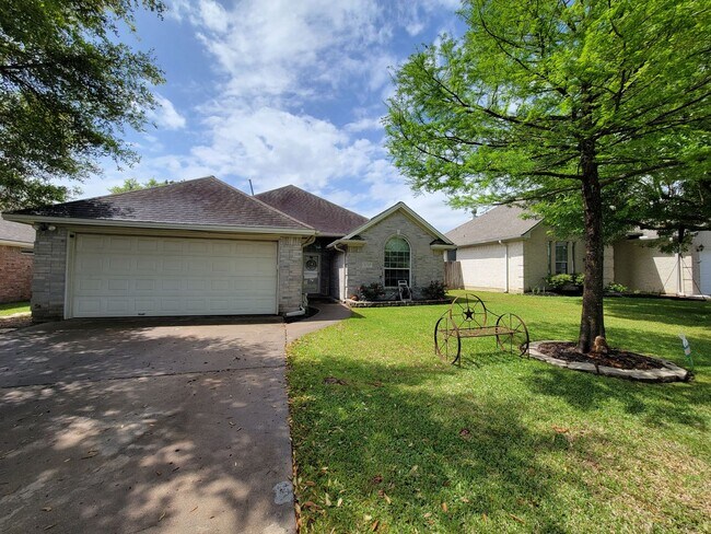 Foto del edificio - College Station -3 bedroom / 2 bath / 2 car garage / fenced in back yard. IN EDELWEISS GARTENS