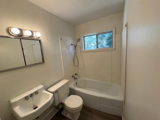 Building Photo - 1204 Fairlane Dr