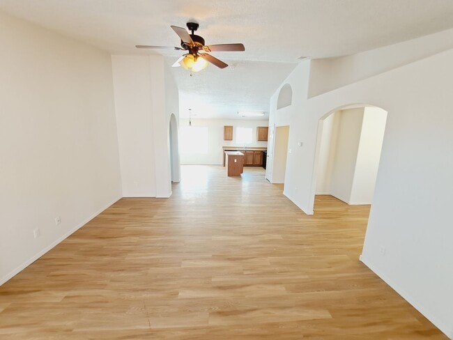 Building Photo - 3 bed 2 bath home in Huning Ranch. Great Yard!