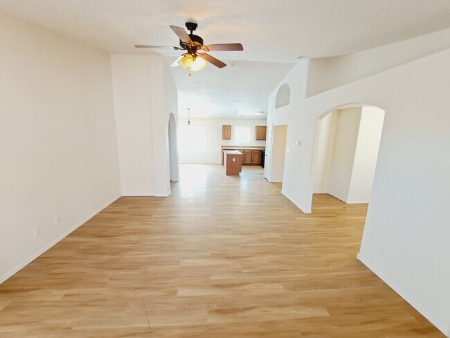 Foto del edificio - 3 bed 2 bath home in Huning Ranch. Great Yard!