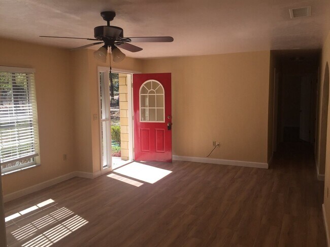 Foto del edificio - 3 Bdr 2 Ba Concrete Block Home on One Acre