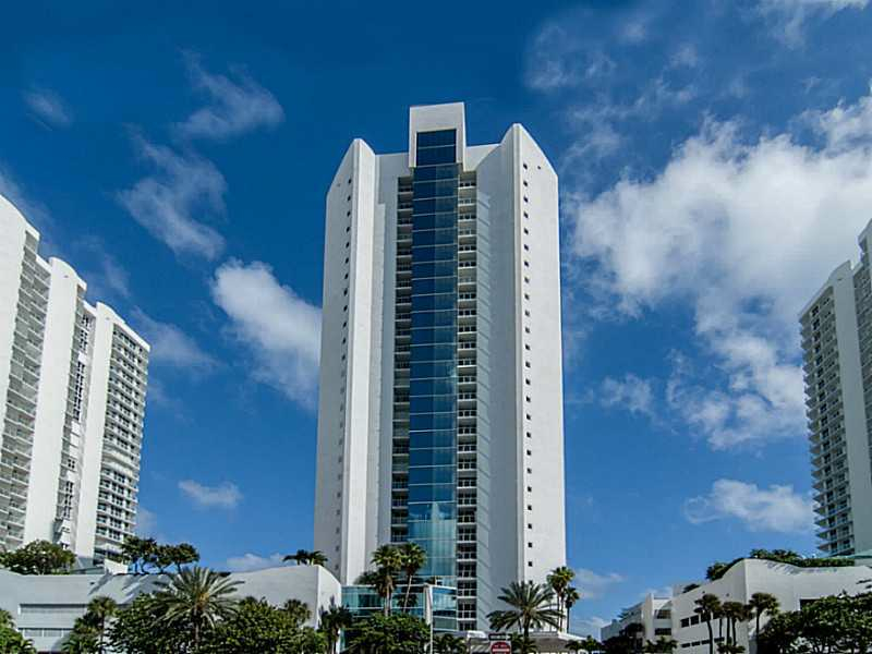 Foto principal - 16445 Collins Ave