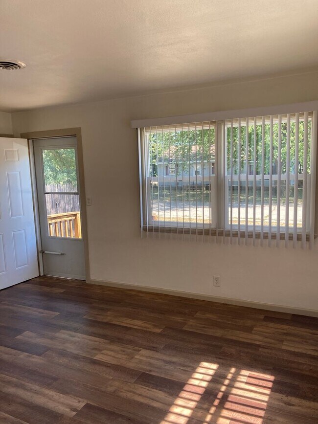 Interior Photo - 4207 - 4205 8TH ST