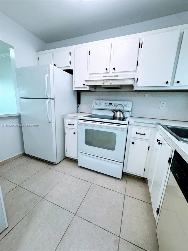 Foto del edificio - 8110 Sunrise Lakes Blvd