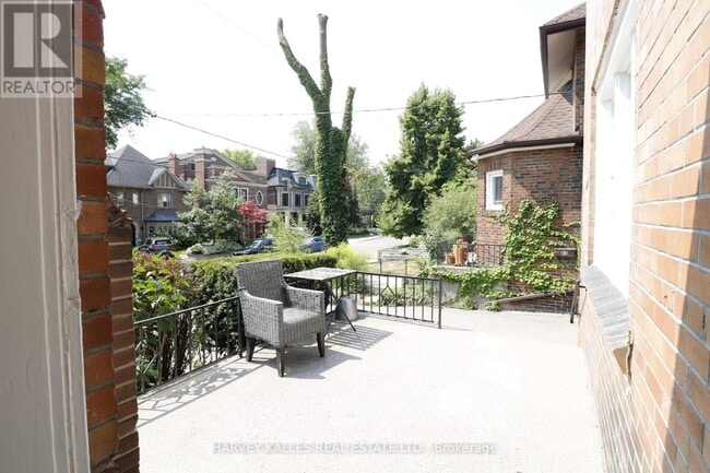 Building Photo - 6 Poplar Plains Crescent