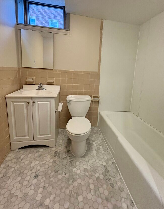 Baño - 397 Boylston St