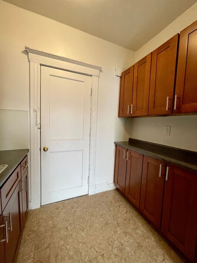 Foto del edificio - Large 1 bedroom unit with renovated kitchen and no broker's fee!