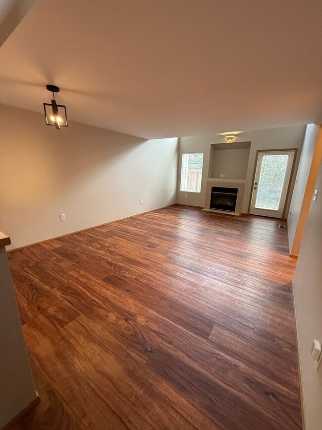 Building Photo - 2 STORY 3 BED 2.5 BA TOWNHOME IN SILVERDALE