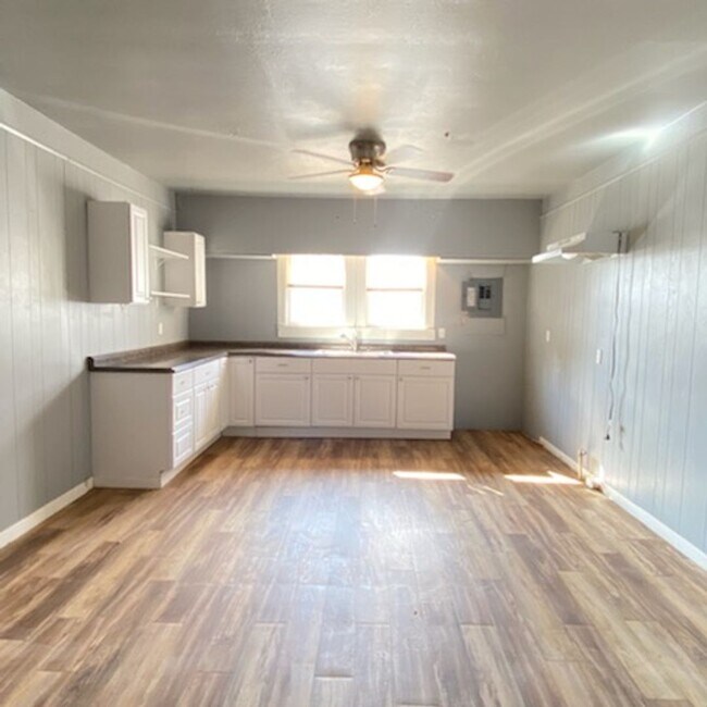 Building Photo - $0 First Month's Rent / $0 Deposit at Move-in
