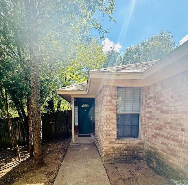 Building Photo - Charming 2-2 Duplex