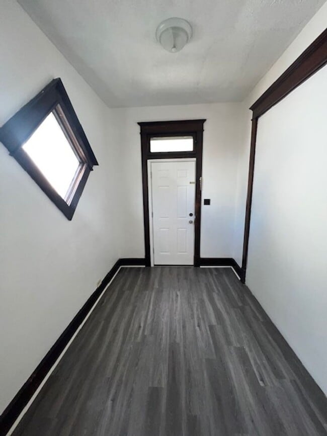 Building Photo - 113 W Oregon St