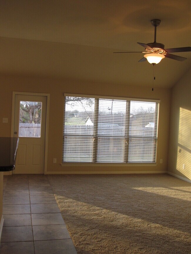 Foto del edificio - 4 BEDROOM, BISD