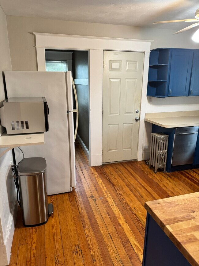 Kitchen - 122 Powell Ave