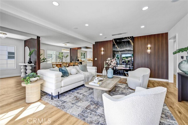 Foto del edificio - 6119 Longridge Ave