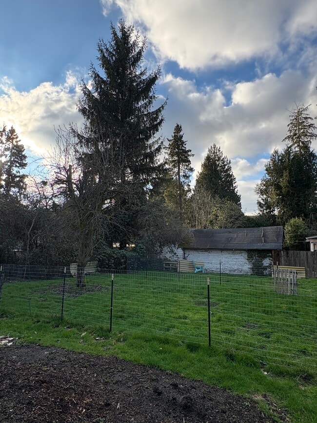 Building Photo - 2119 SW Cloverdale St