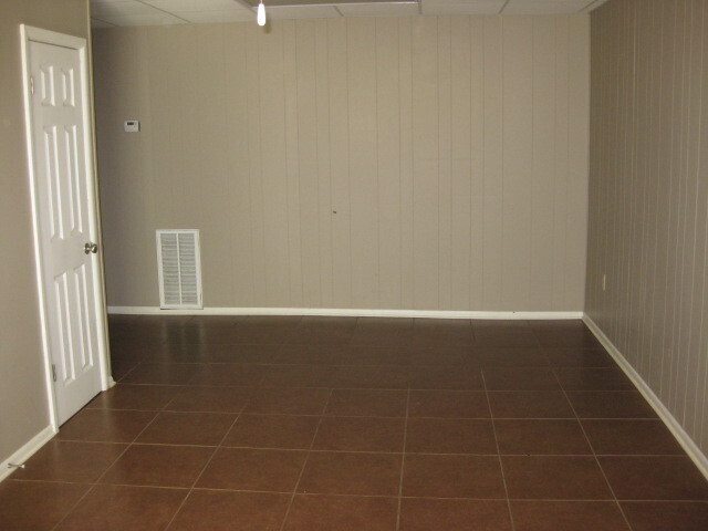 Building Photo - Gray Manor Apartments, 2 BD, 1 BA