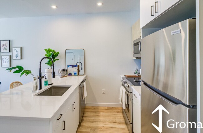 Building Photo - 64 Baldwin St