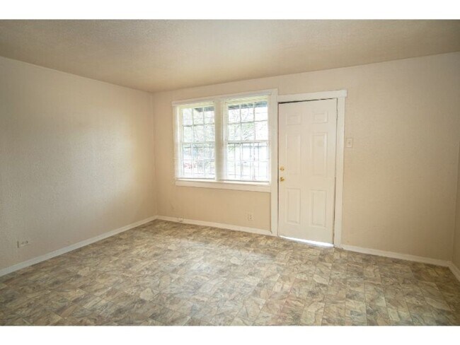 Foto del edificio - Cozy Renovated 2 BR Near Downtown