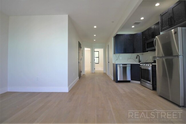 Building Photo - Stunning Spacious New 2 Bed with Roof Deck...
