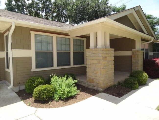 Foto del edificio - Cottages at Lake Creek / Freestanding One ...